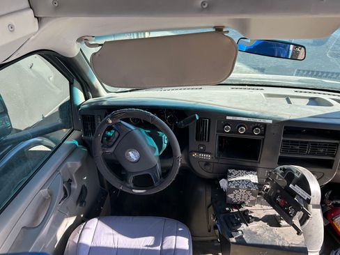 Used 2015 Chevrolet Express 4500 w/ Shuttle Bus Package RWD image 10