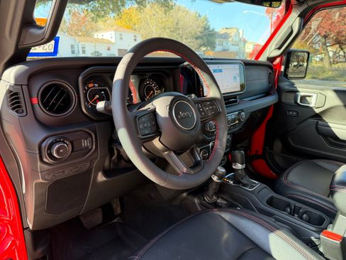 Used 2024 Jeep Wrangler Unlimited Rubicon w/ Technology Group image 10