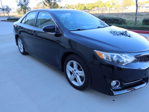 Used 2013 Toyota Camry SE image 2