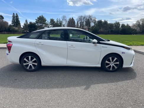 Used 2019 Toyota Mirai image 10