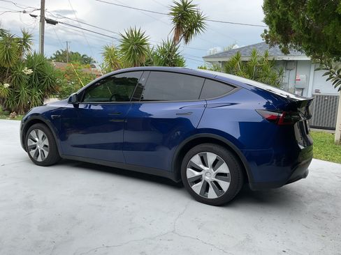 Used 2024 Tesla Model Y Long Range AWD/4WD image 4