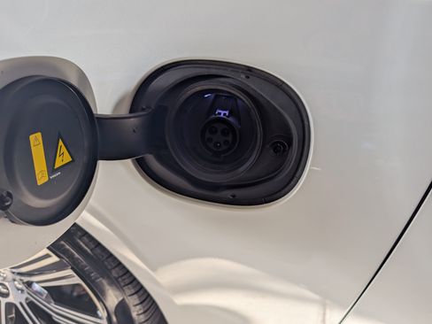 Used 2023 Volvo S90 T8 Ultimate image 13