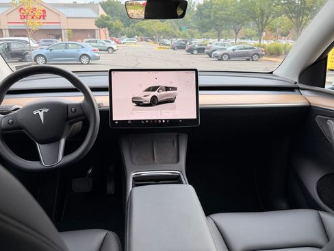 Used 2022 Tesla Model Y Long Range AWD/4WD image 9