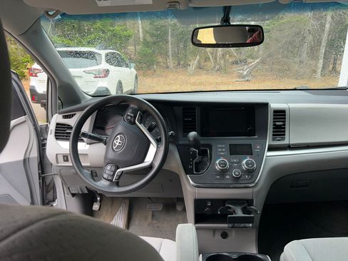 Used 2015 Toyota Sienna LE image 6