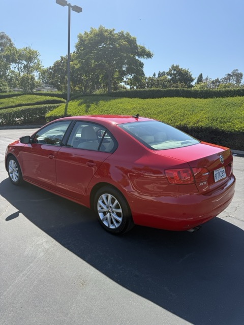 Used 2012 Volkswagen Jetta SE FWD image 2