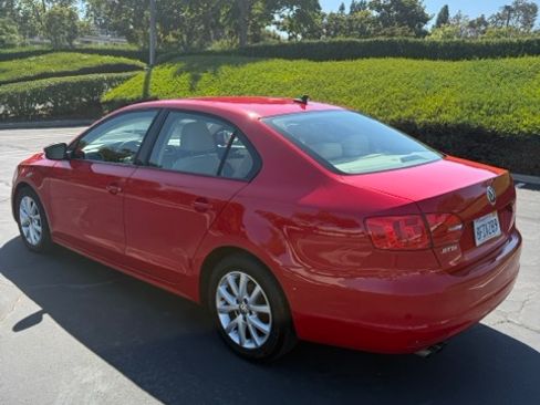 Used 2012 Volkswagen Jetta SE FWD image 1