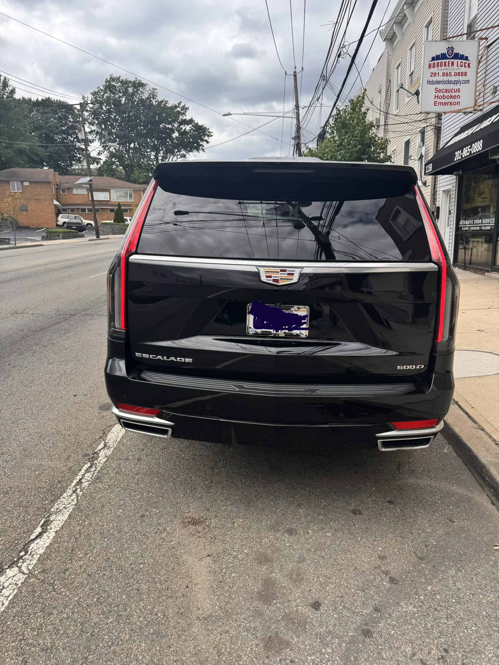 Used 2024 Cadillac Escalade ESV Luxury AWD/4WD image 2