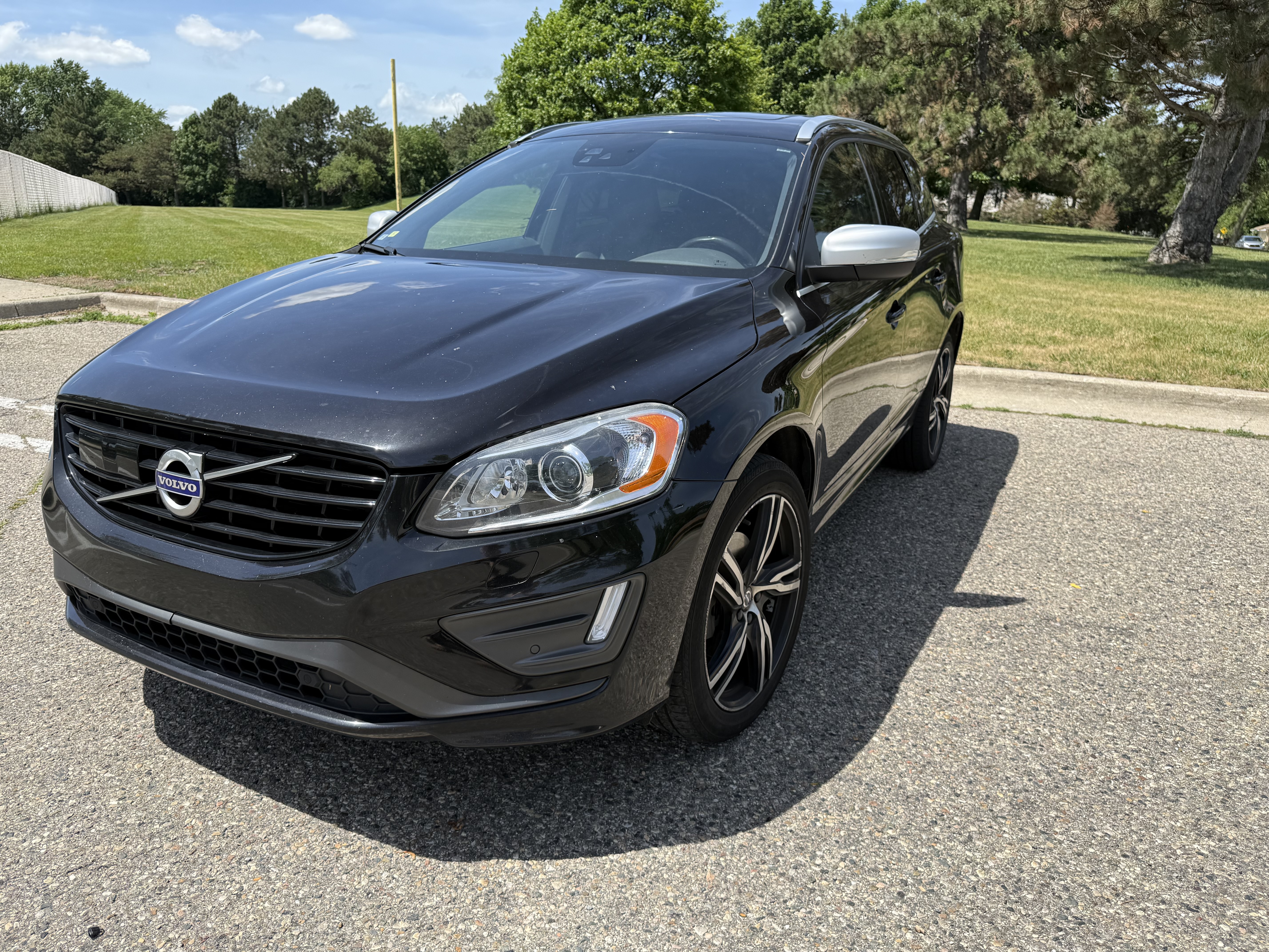 Used 2017 Volvo XC60 T6 R-Design w/ Protection Package AWD/4WD image 5