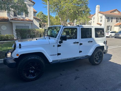 Used 2014 Jeep Wrangler Unlimited Sahara image 9