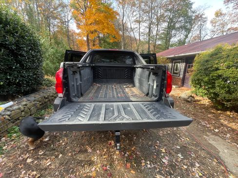 Used 2004 Chevrolet Avalanche Z71 w/ Sun And Sound Package AWD/4WD image 6