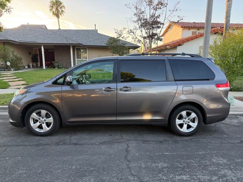 Used 2013 Toyota Sienna LE w/ Preferred Accessory Pkg FWD image 5
