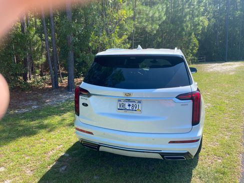 Used 2022 Cadillac XT6 Premium Luxury w/ Technology Package FWD image 4
