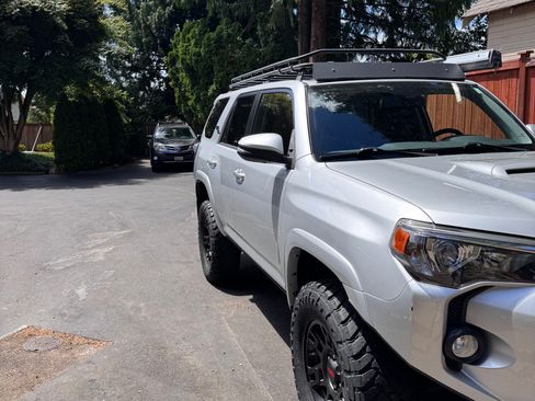 Used 2018 Toyota 4Runner TRD Off-Road Premium AWD/4WD image 9