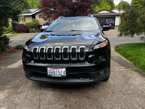 Used 2018 Jeep Cherokee Latitude Plus AWD/4WD image 14
