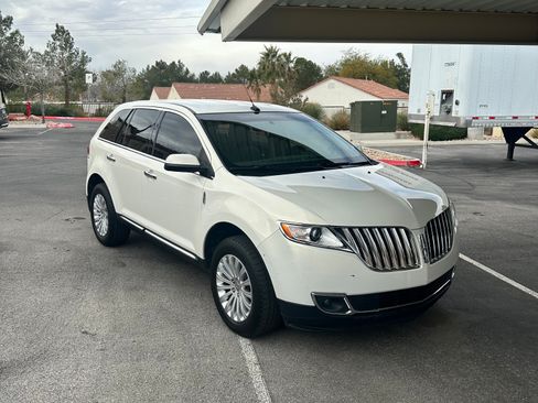 Used 2013 Lincoln MKX Sport Utility 4D image 4