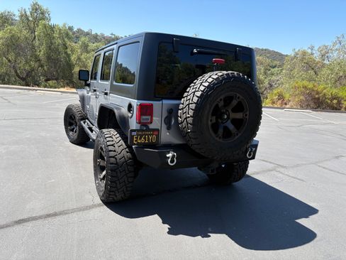 Used 2015 Jeep Wrangler Unlimited Rubicon w/ Connectivity Group AWD/4WD image 5