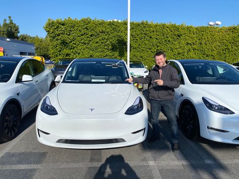 Used 2023 Tesla Model Y AWD image 1