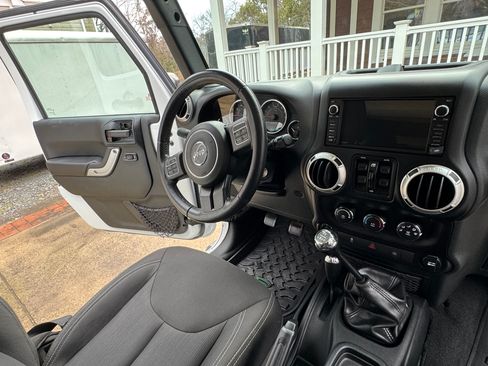 Used 2017 Jeep Wrangler Unlimited Sahara w/ Connectivity Group image 12