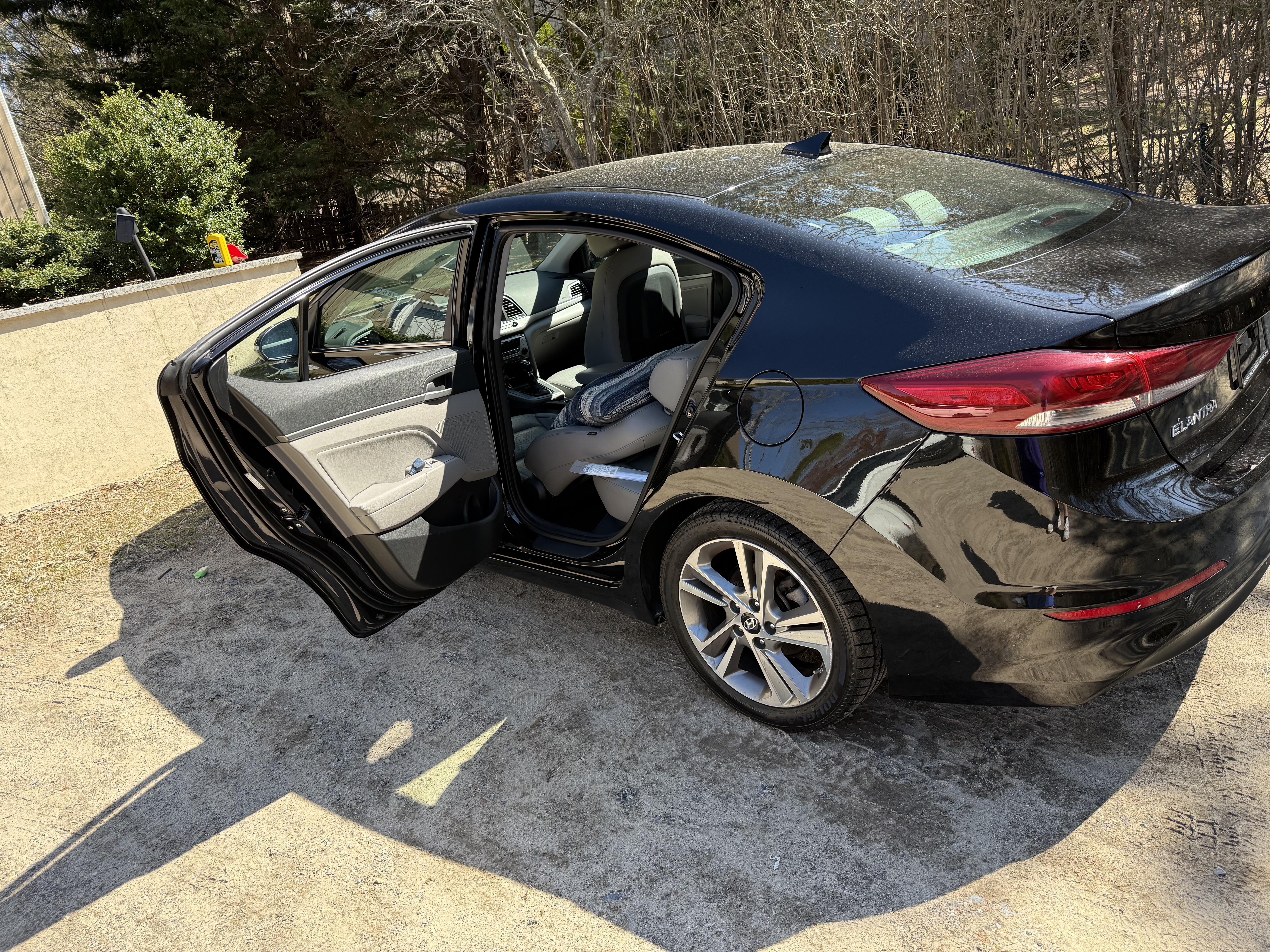 Used 2017 Hyundai Elantra Limited w/ Cargo Package FWD image 2