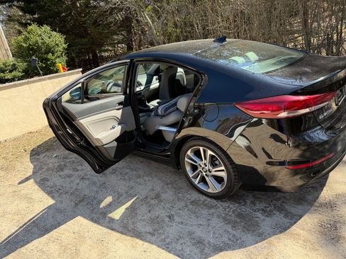 Used 2017 Hyundai Elantra Limited w/ Cargo Package FWD image 2