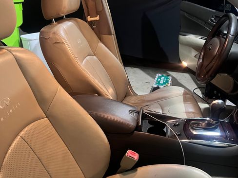 Used 2011 INFINITI G37 Journey w/ Premium Pkg image 9