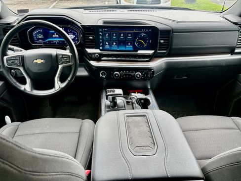 Used 2022 Chevrolet Silverado 1500 LT w/ Z71 Off-Road Package AWD/4WD image 7
