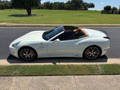 Used 2011 Ferrari California image 19