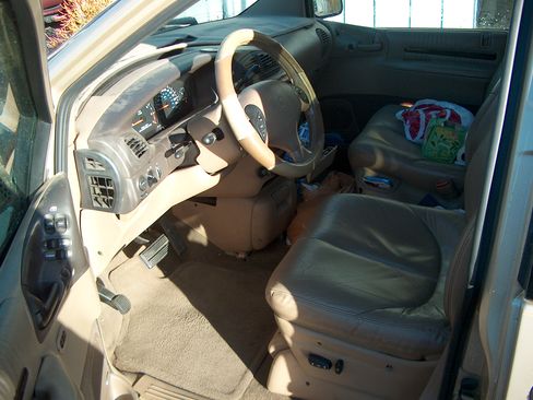 Used 1999 Chrysler Town & Country LX image 9