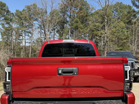 Used 2017 Toyota Tacoma TRD Sport w/ Tow Package (A/T) image 4