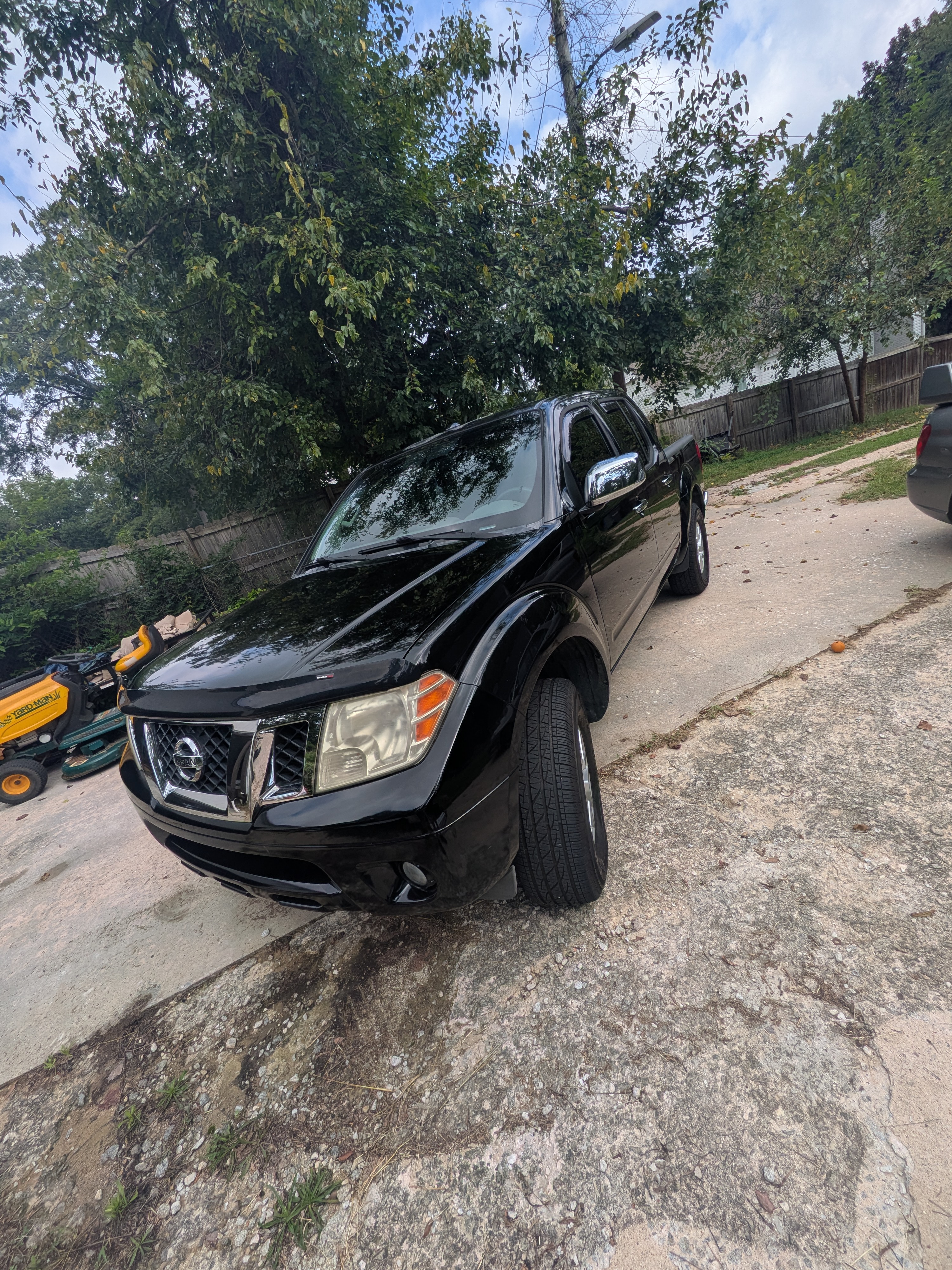 Used 2014 Nissan Frontier SV w/ SV Value Truck Package RWD image 2