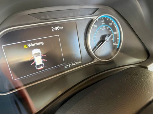 Used 2022 Nissan Leaf S image 10