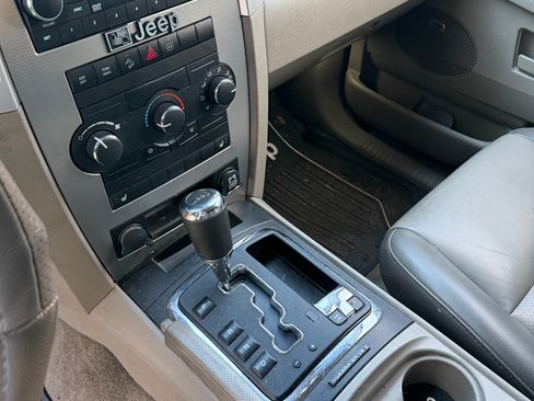 Used 2008 Jeep Grand Cherokee Laredo AWD/4WD image 12