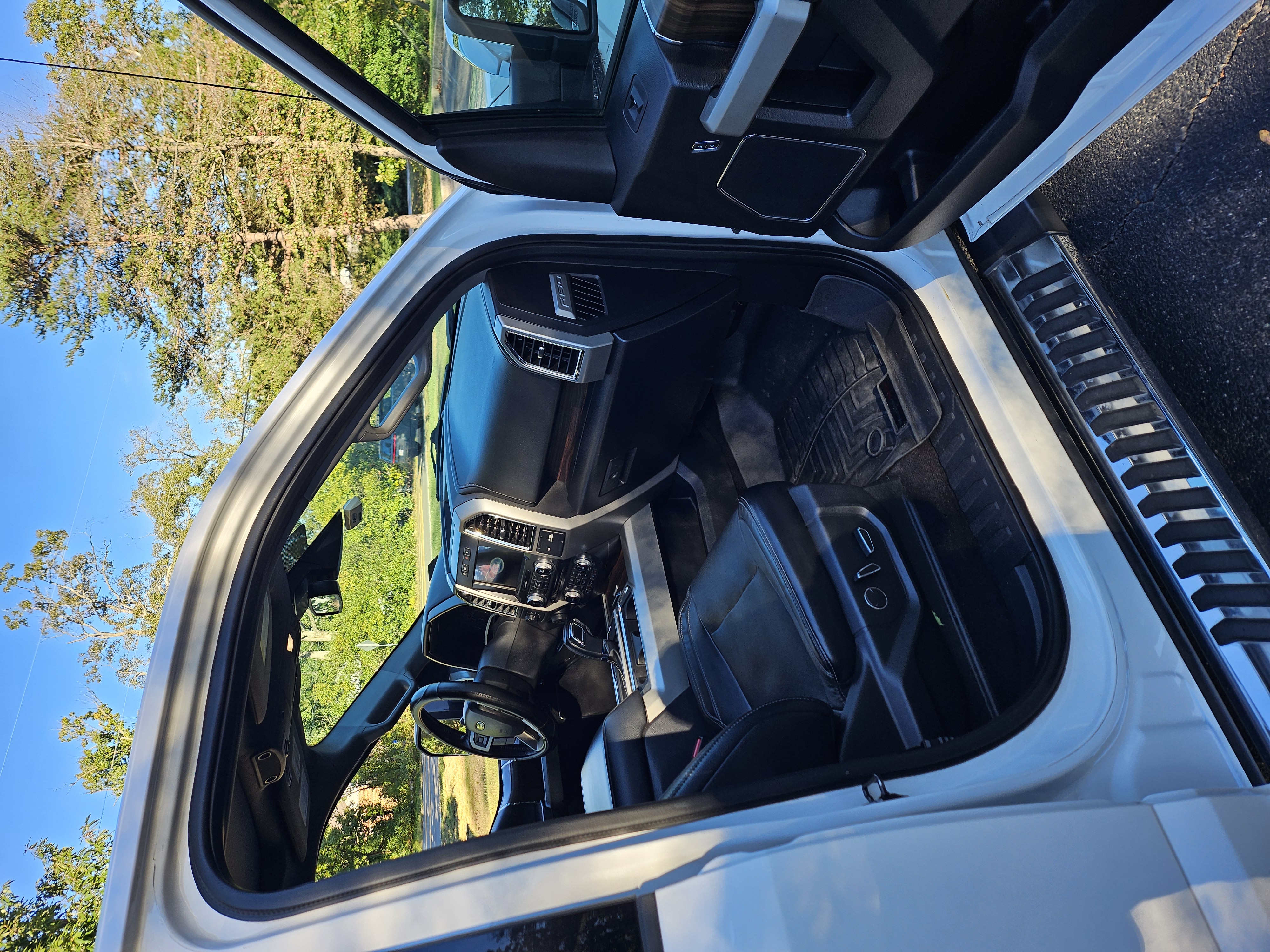 Used 2017 Ford F150 Lariat w/ Equipment Group 502A Luxury AWD/4WD image 8