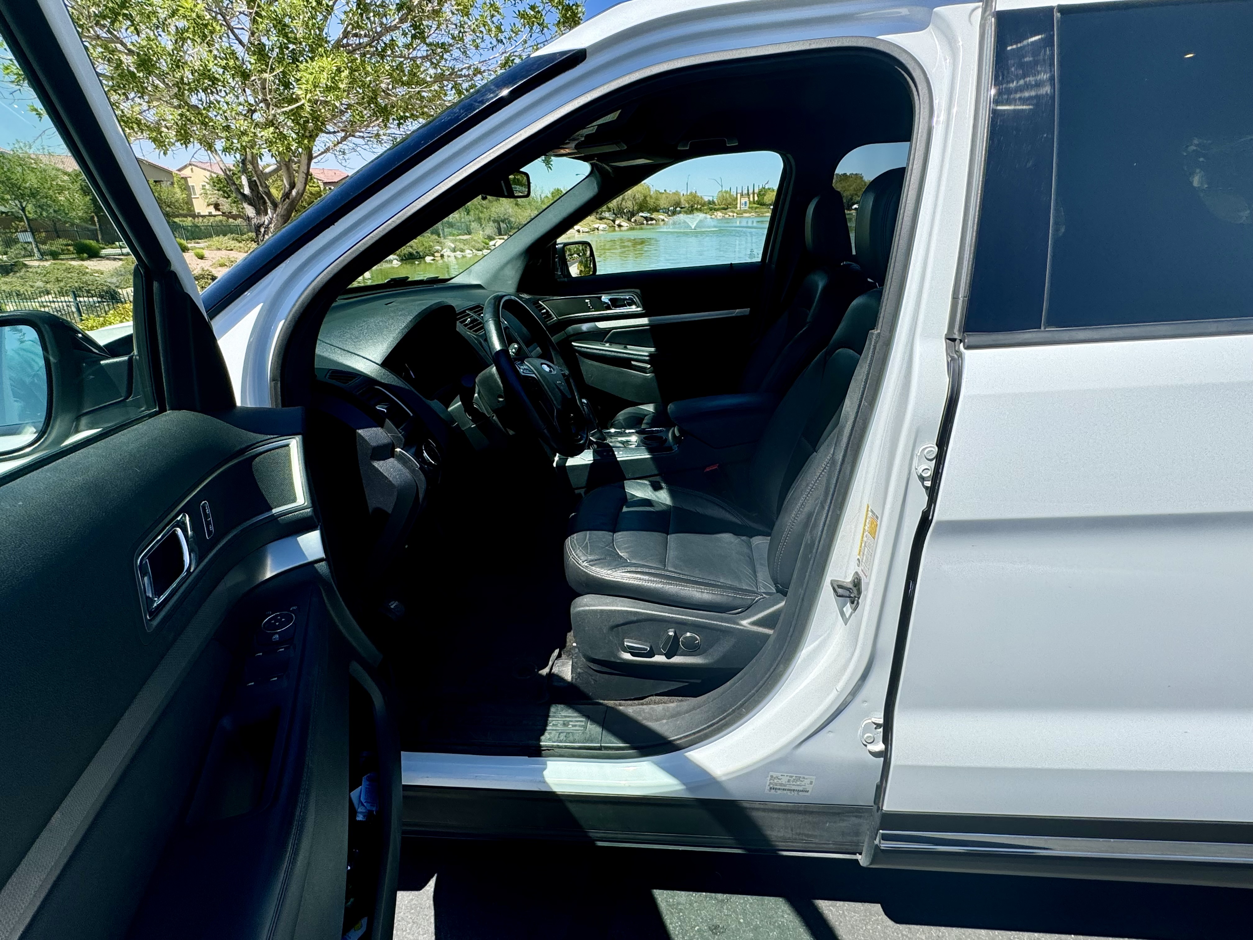 Used 2018 Ford Explorer XLT w/ Equipment Group 202A FWD image 10