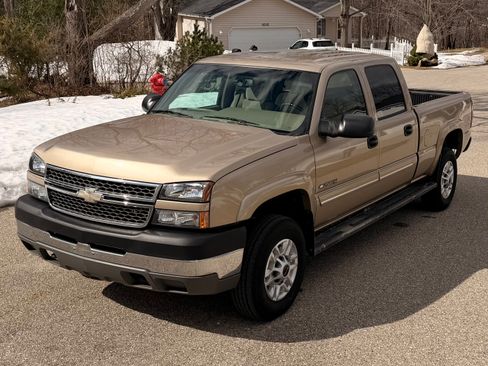 Used 2005 Chevrolet Silverado 2500 LS image 1