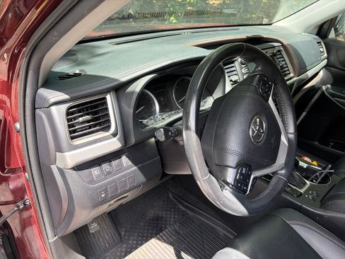 Used 2019 Toyota Highlander XLE AWD/4WD image 11