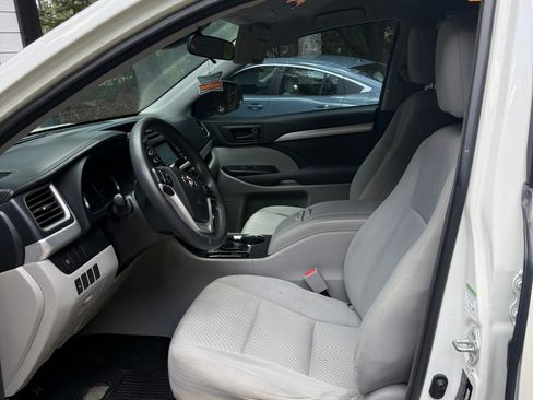 Used 2018 Toyota Highlander LE FWD image 8