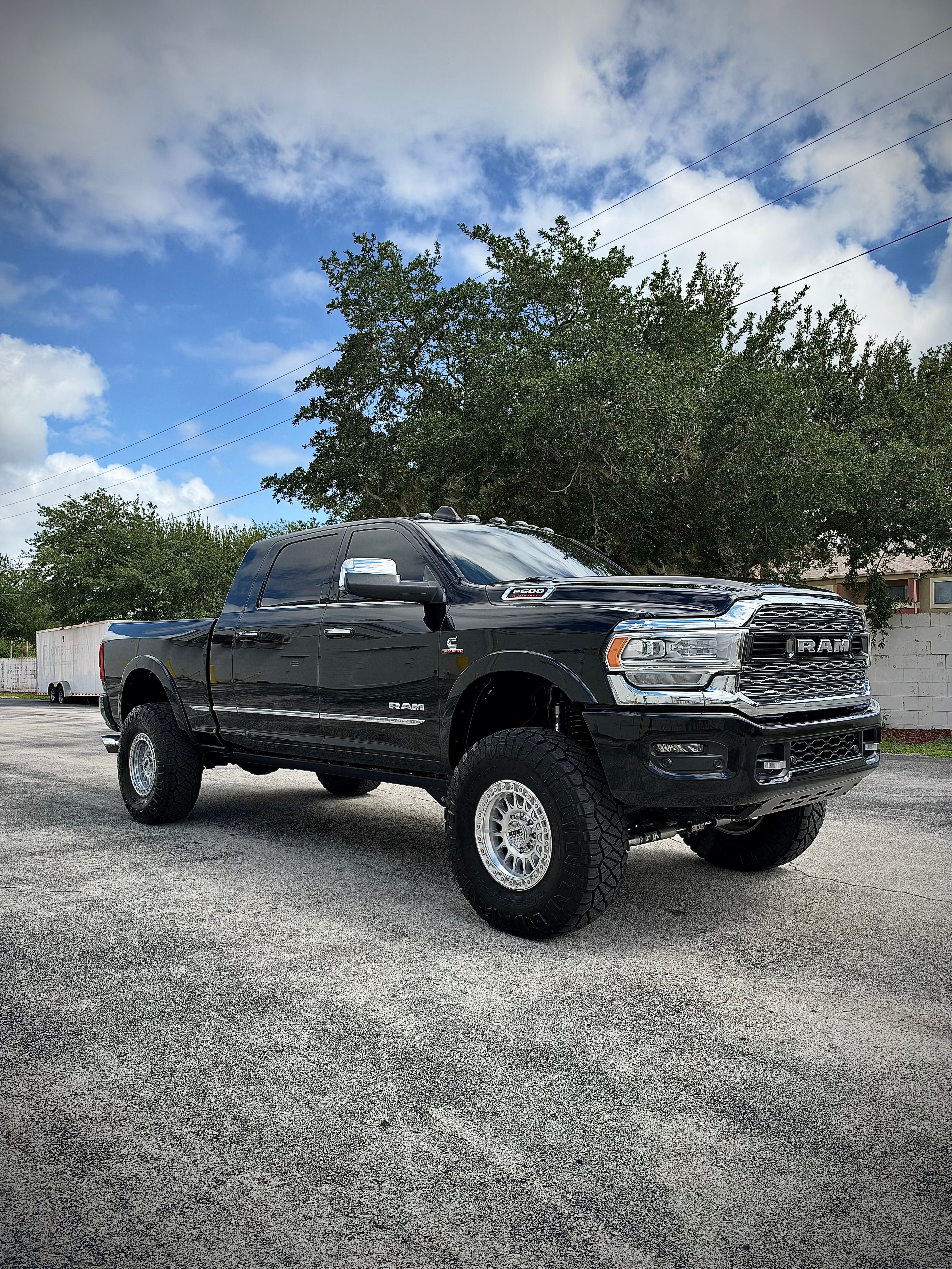 Used 2022 RAM 2500 Limited w/ Body Color Bumper Group AWD/4WD image 1