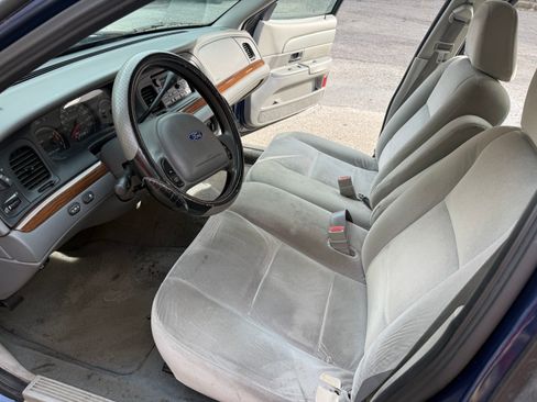 Used 2004 Ford Crown Victoria image 11