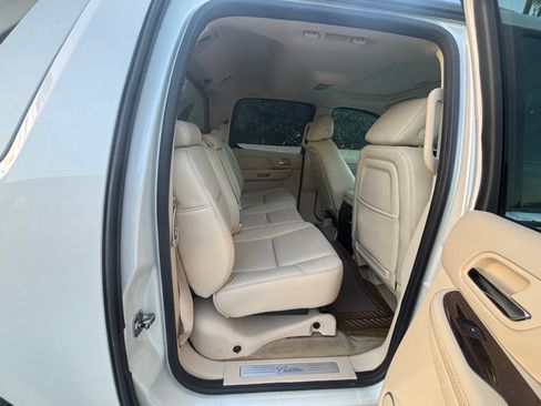 Used 2007 Cadillac Escalade EXT w/ Information Package AWD/4WD image 26