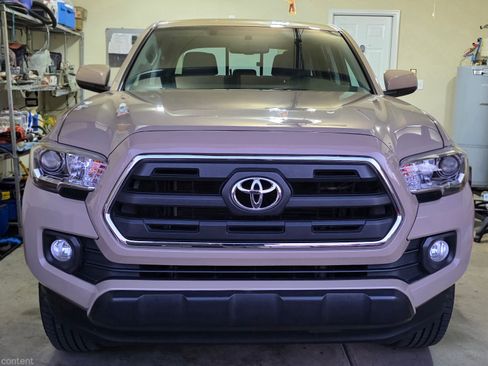 Used 2017 Toyota Tacoma SR5 w/ Tow Package image 4