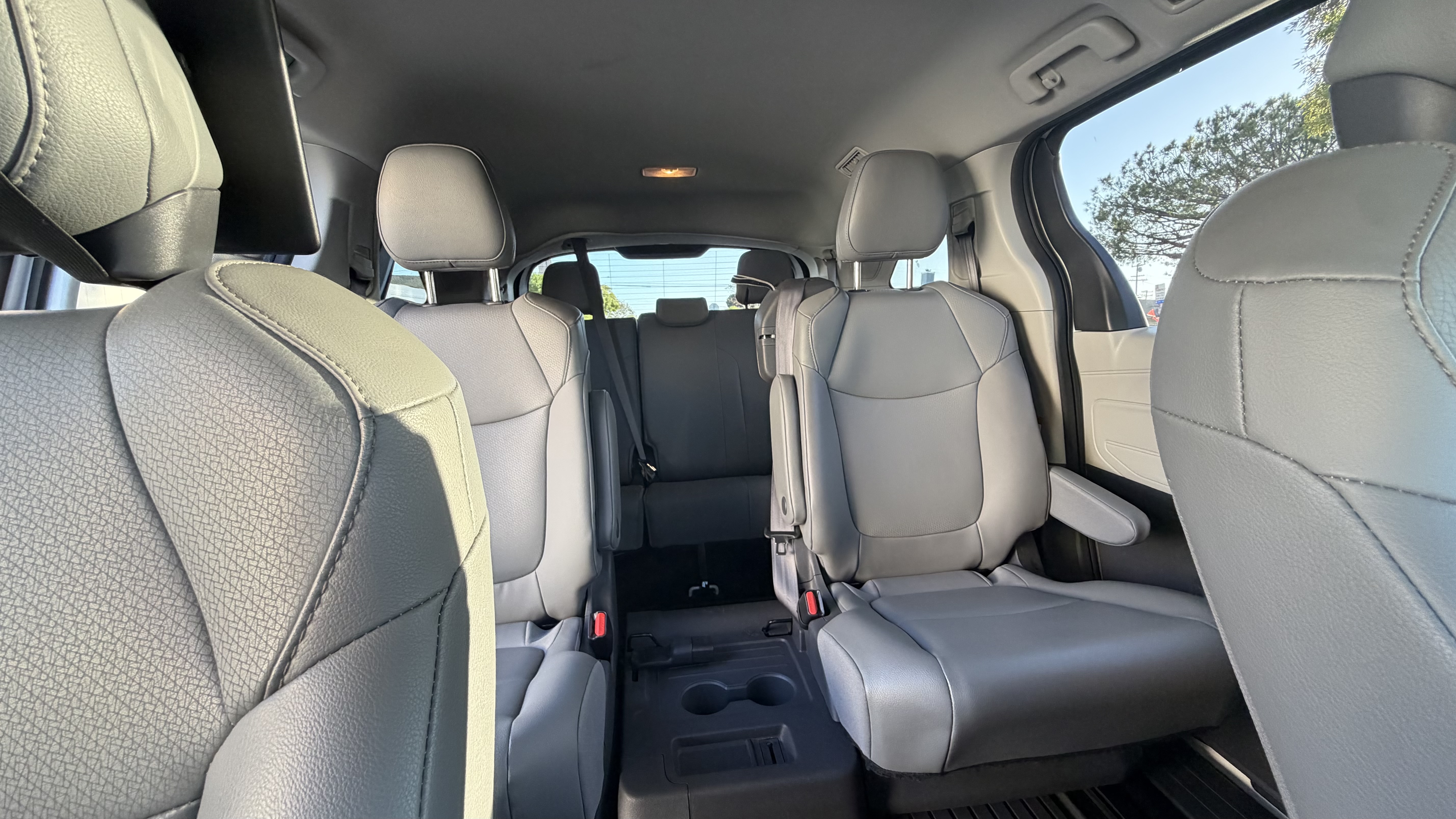 Used 2021 Toyota Sienna XLE w/ XLE Plus Package FWD image 5