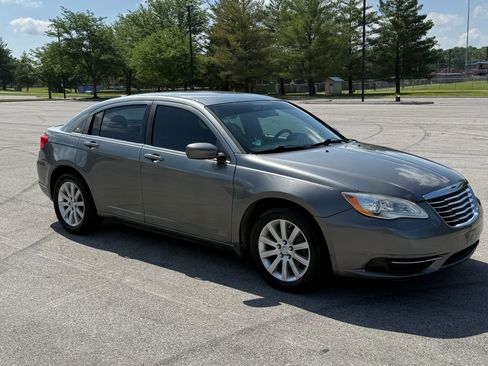 Used 2013 Chrysler 200 Touring FWD image 5