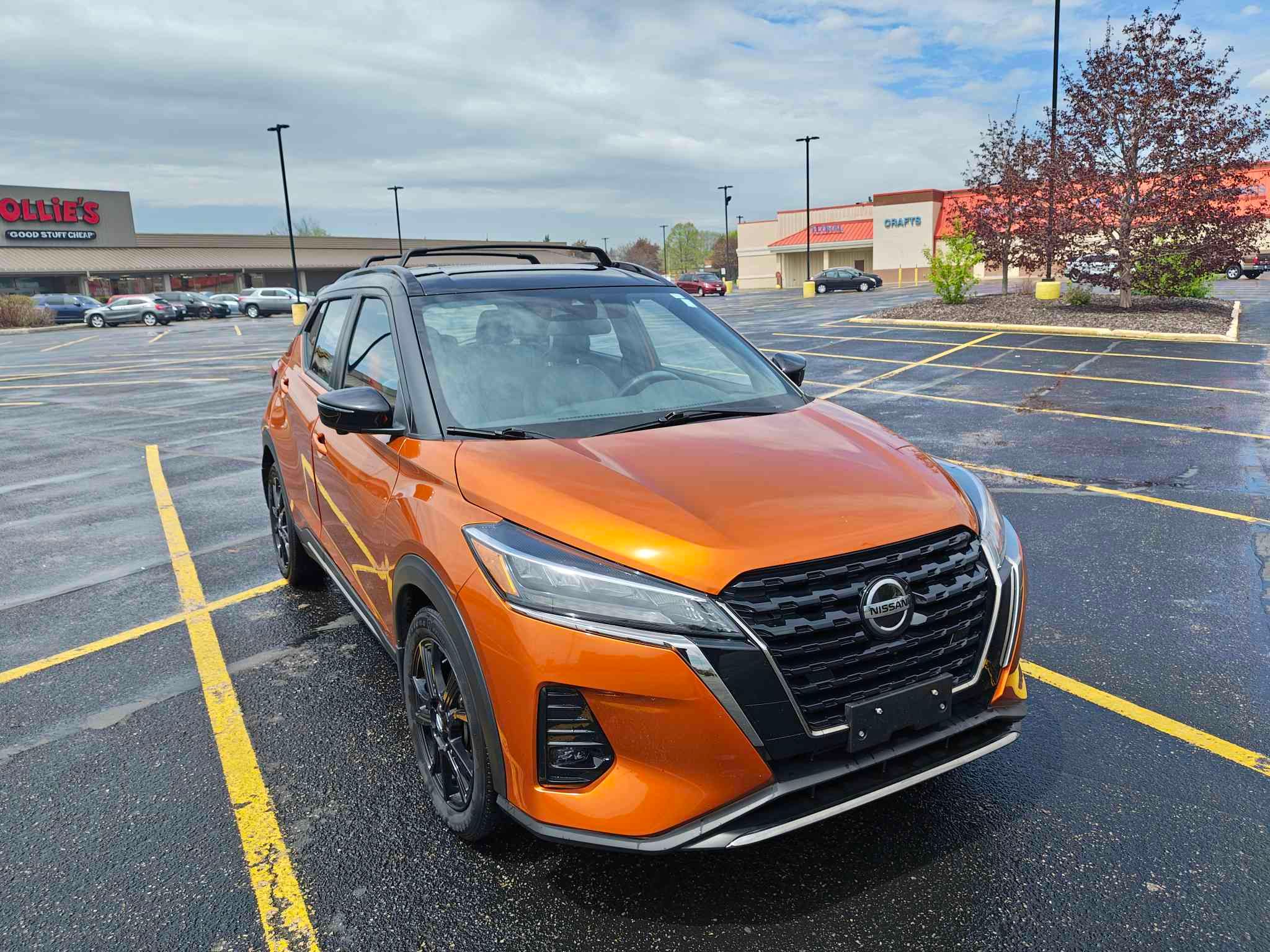 Used 2021 Nissan Kicks SR w/ SR Premium Package FWD image 2