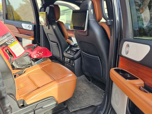 Used 2018 Lincoln Navigator L Reserve w/ Technology Package image 12