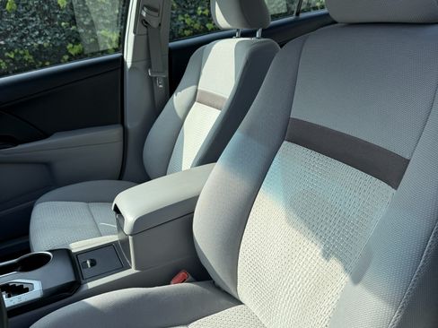 Used 2014 Toyota Camry LE image 10