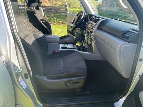 Used 2011 Toyota 4Runner SR5 w/ Convenience Pkg image 10