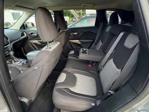 Used 2018 Jeep Cherokee Latitude w/ Safety Group AWD/4WD image 15
