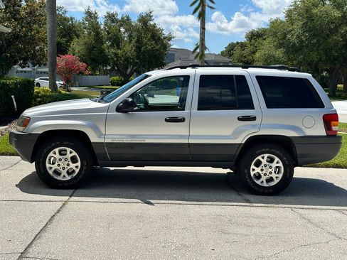 Used 2004 Jeep Grand Cherokee Laredo w/ Convenience Group AWD/4WD image 2