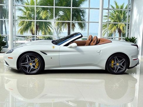 Used 2016 Ferrari California T image 9